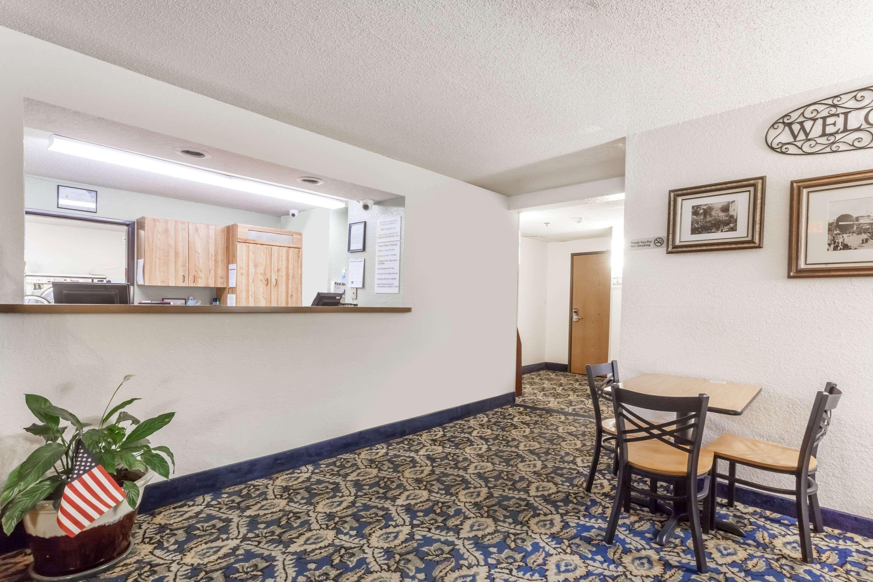 Hotel Super 8 By Wyndham Norwich Exterior foto