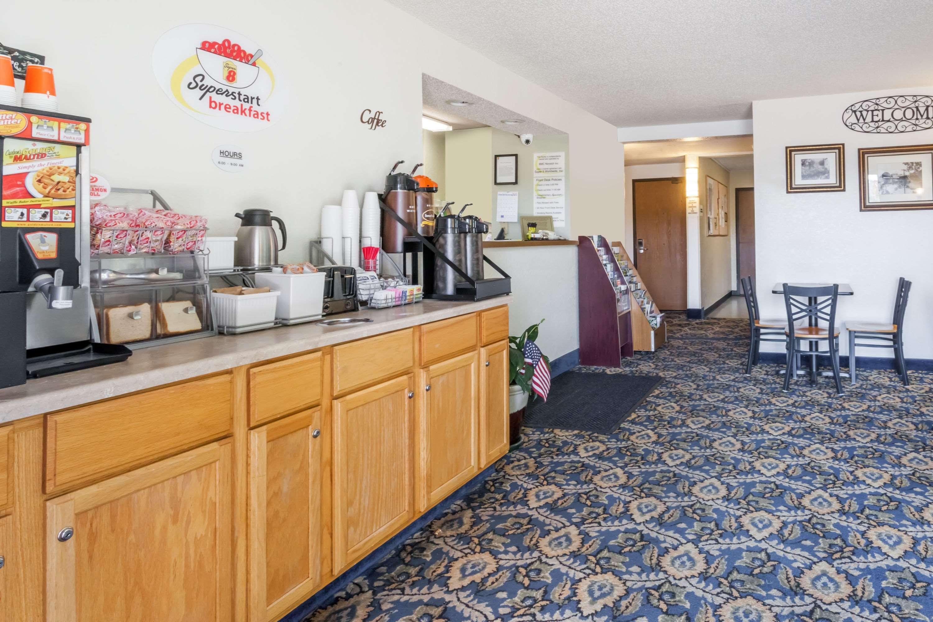 Hotel Super 8 By Wyndham Norwich Exterior foto